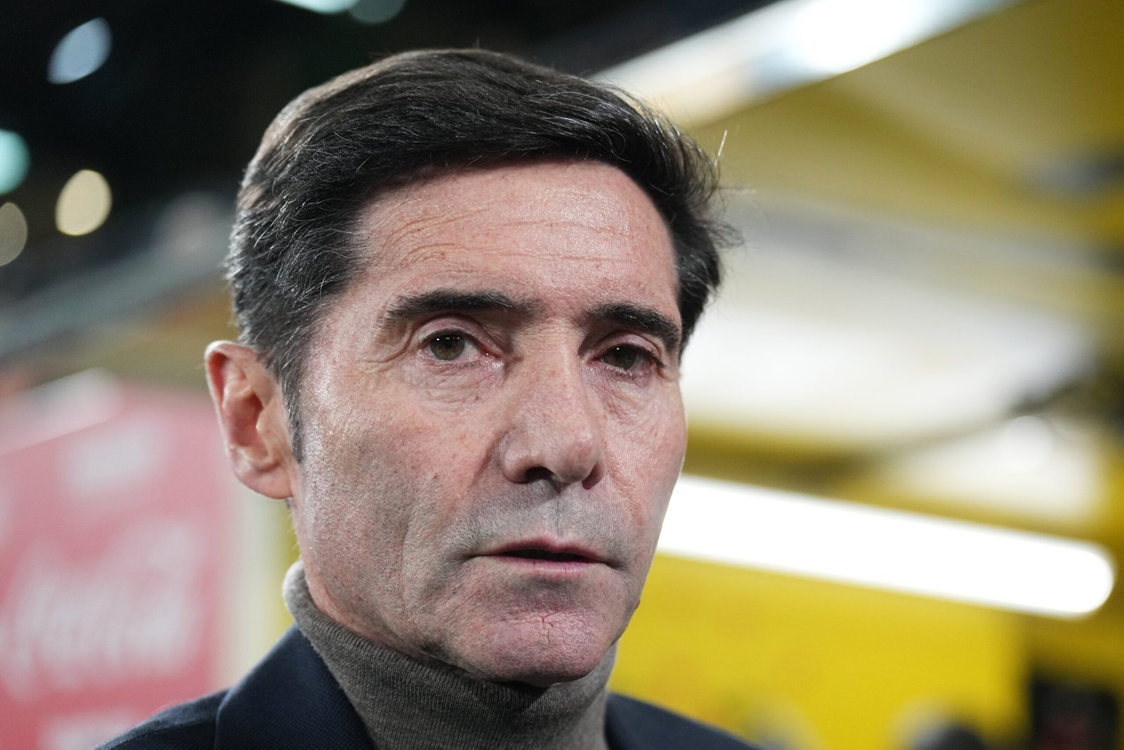 VILLARREAL, ESPAÑA - 15 DE FEBRERO: Marcelino, entrenador del Villarreal CF, observa antes del partido de LaLiga entre el Villarreal CF y el Valencia CF en el Estadio de la Cerámica el 15 de febrero de 2025 en Villarreal, España.