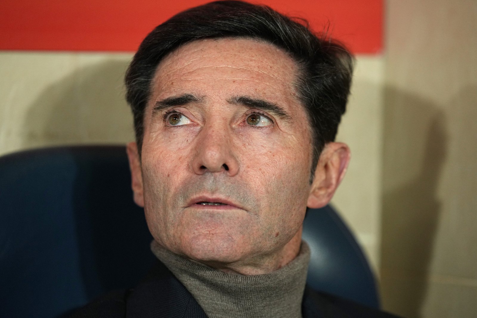 VILLARREAL, ESPAÑA - 15 DE FEBRERO: Marcelino, entrenador del Villarreal CF, mira antes del partido de LaLiga entre Villarreal CF y Valencia CF en el Estadio de la Cerámica el 15 de febrero de 2025 en Villarreal, España.