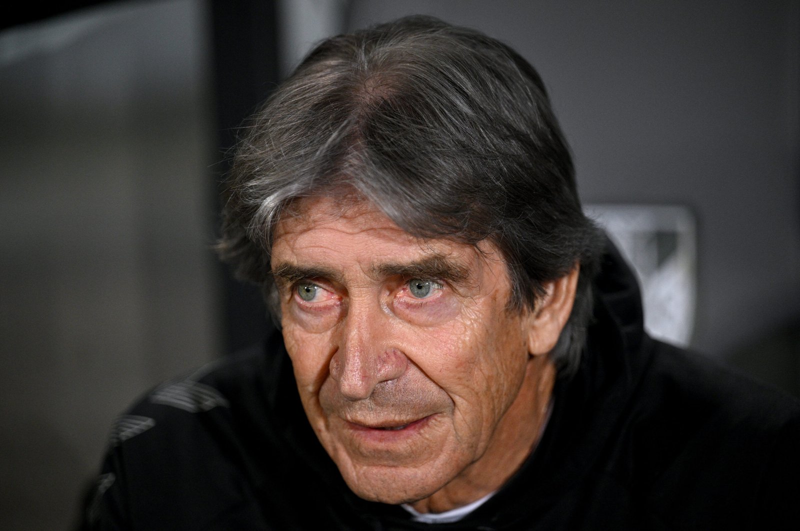 GUIMARAES, PORTUGAL - 13 DE MARZO: Manuel Pellegrini, entrenador en jefe del Real Betis, mira antes del partido de segunda ronda de octavos de final de la UEFA Conference League 2024/25 entre Vitoria SC y Real Betis Balompie en el Estadio D. Afonso Henriques el 13 de marzo de 2025 en Guimaraes, Portugal. (Foto de Octavio Passos/Getty Images)