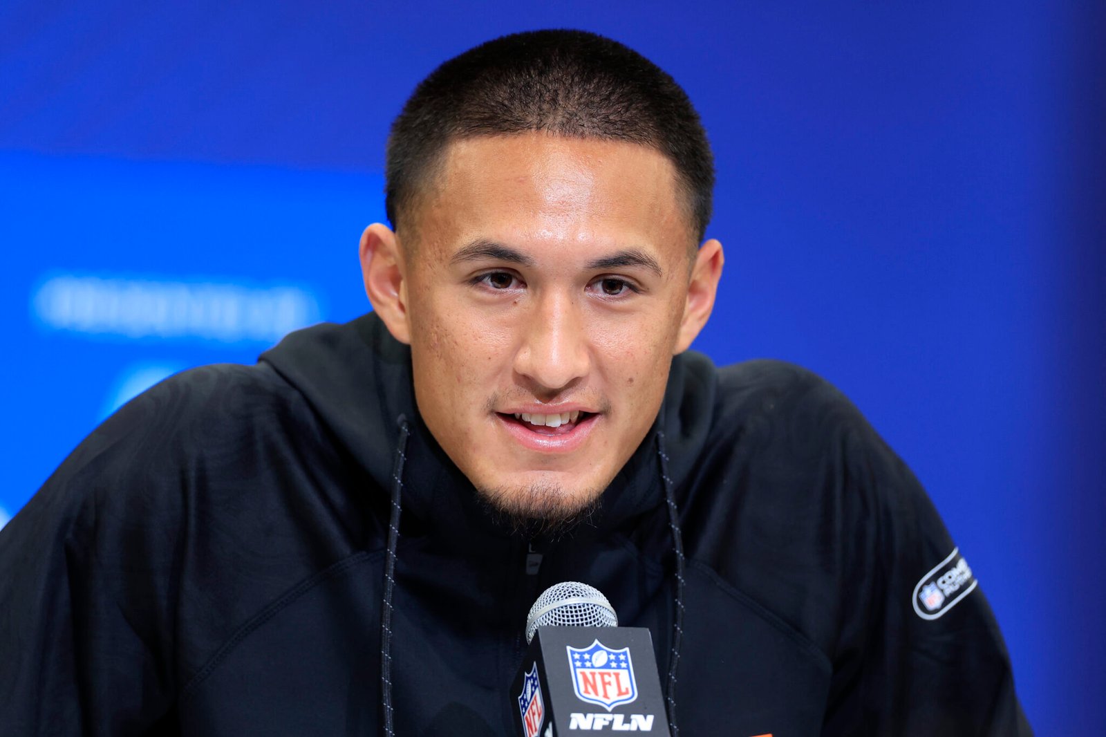 Tetairoa Mcmillan, uno de los receptores del Draft, #WO31 de Arizona hablando con los medios de comunicación en el NFL Scouting Combine en el Lucas Oil Stadium el 28 de Febrero de 2025 en Indianapolis, Indiana (Fotografía: Justin Casterline/Getty Images)