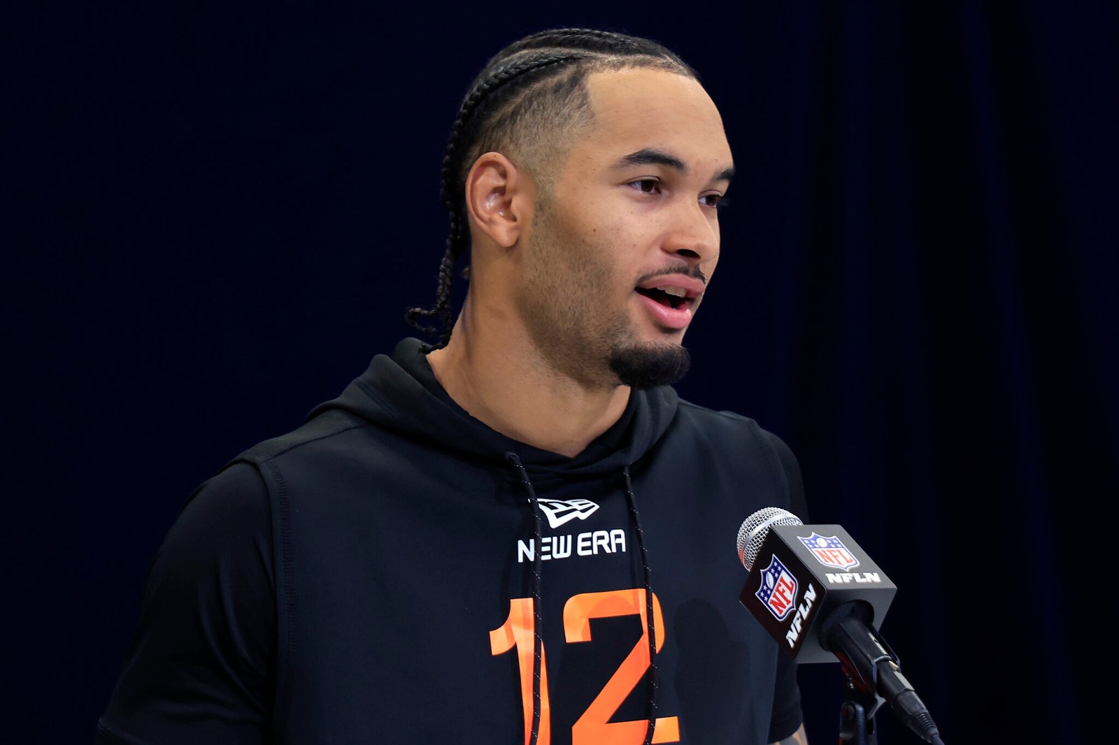 Emeka Egbuka #WO12 de Ohio State hablando con los medios de comunicación en NFL Scouting Combine en el Lucas Oil Stadium el 28 de Febrero en Indianapolis, Indiana. (Fotografía: Justin Casterline/Getty Images)