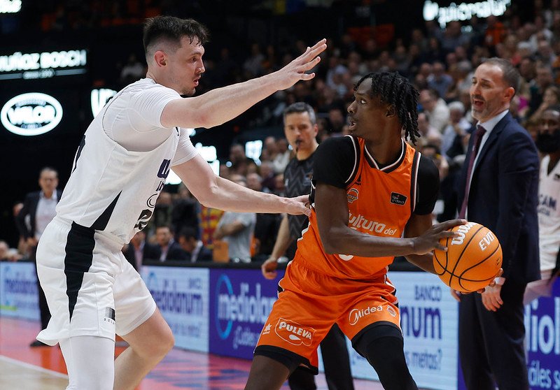 Brancou Badio piensa a quién pasar con Rodions Kurucs encima. Fuente: Valencia Basket