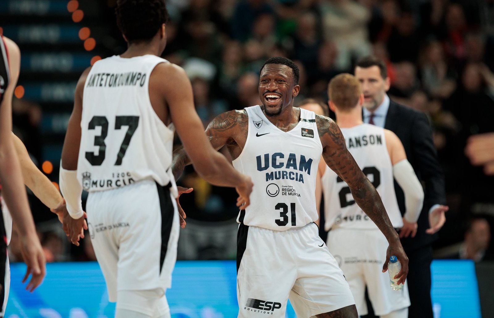 Dylan Ennis sonríe en un momento durante el partido contra Surne Bilbao Basket. Fuente: UCAM Murcia "X"