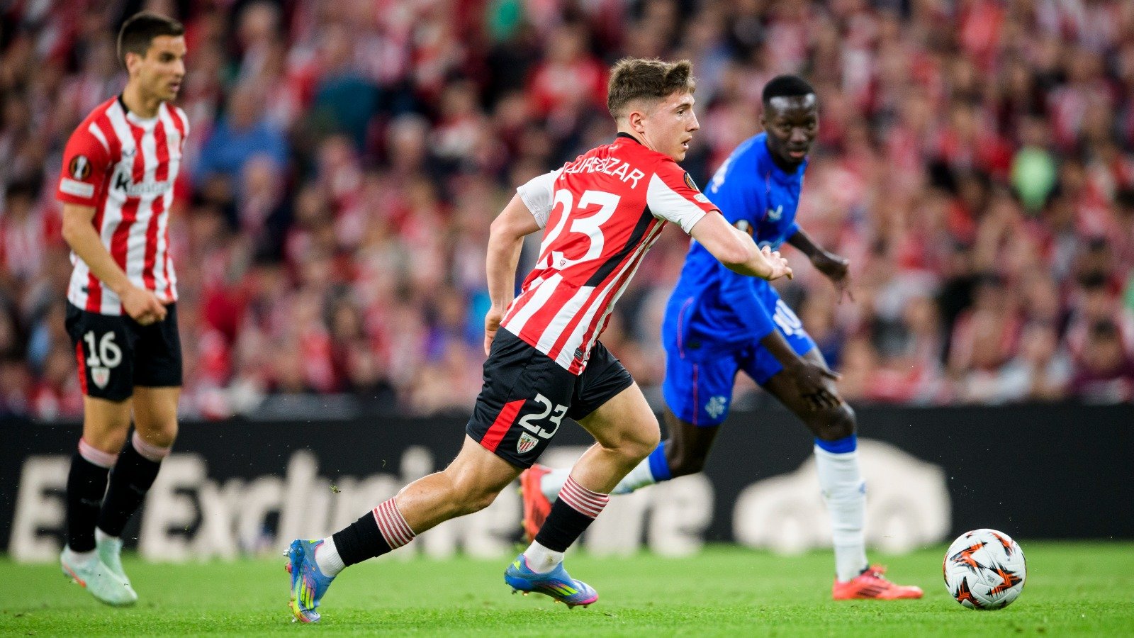 Jauregizar busca a algún compañero al que pasarle la pelota. Fuente: Athletic Club "X"