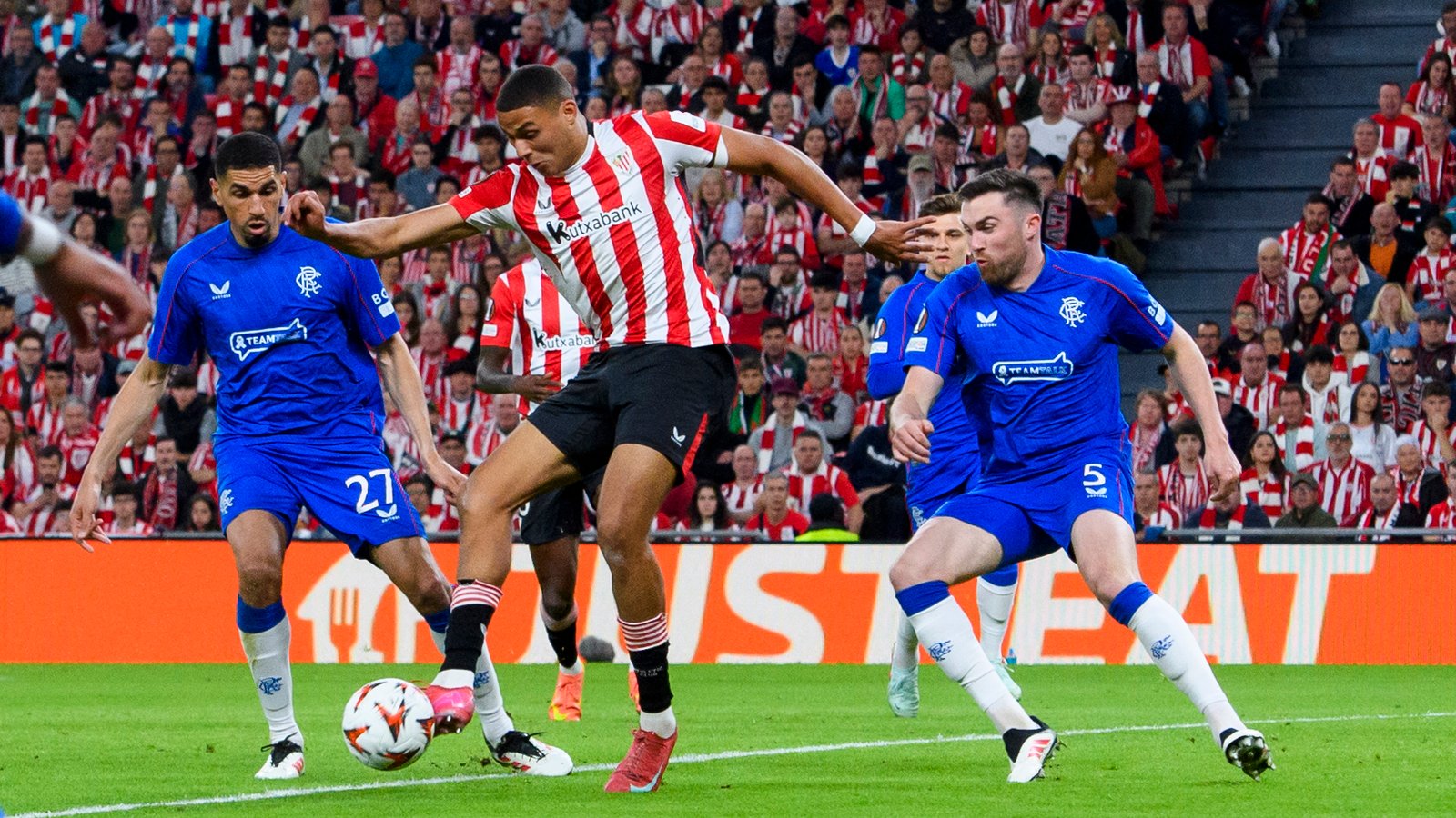 Maroan trata de controlar el balón con varios jugadores del Rangers a su alrededor. Fuente: Athletic Club "X"