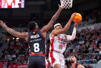 Chima Moneke tira bajo la defensa de Mencía en el partido de ida de esta temporada