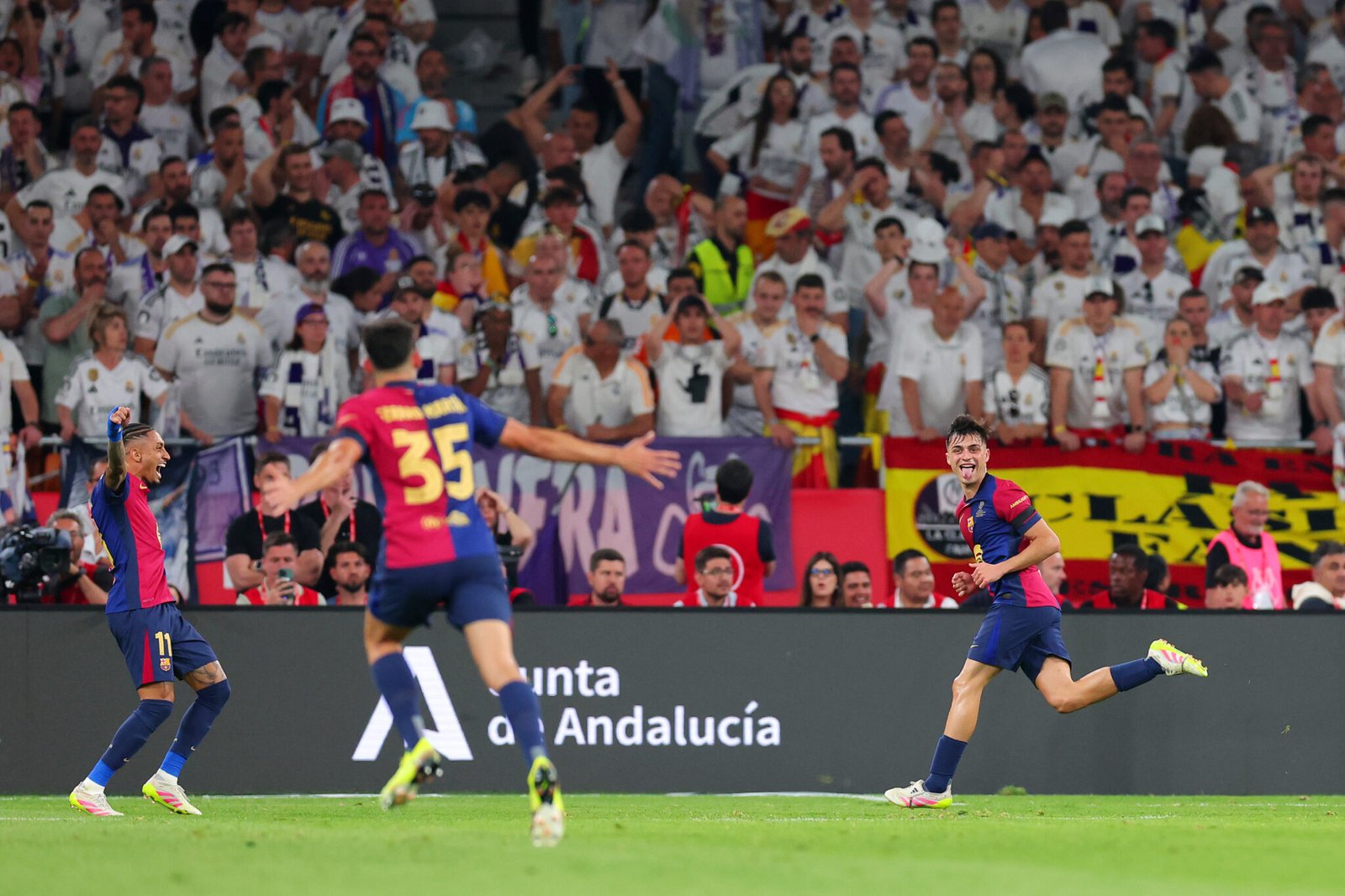 SEVILLA, ESPAÑA - 26 DE ABRIL: Pedri, del FC Barcelona, celebra el primer gol de su equipo durante la final de la Copa del Rey entre el FC Barcelona y el Real Madrid en el Estadio de La Cartuja el 26 de abril de 2025 en Sevilla, España. (Foto de Fran Santiago/Getty Images)
