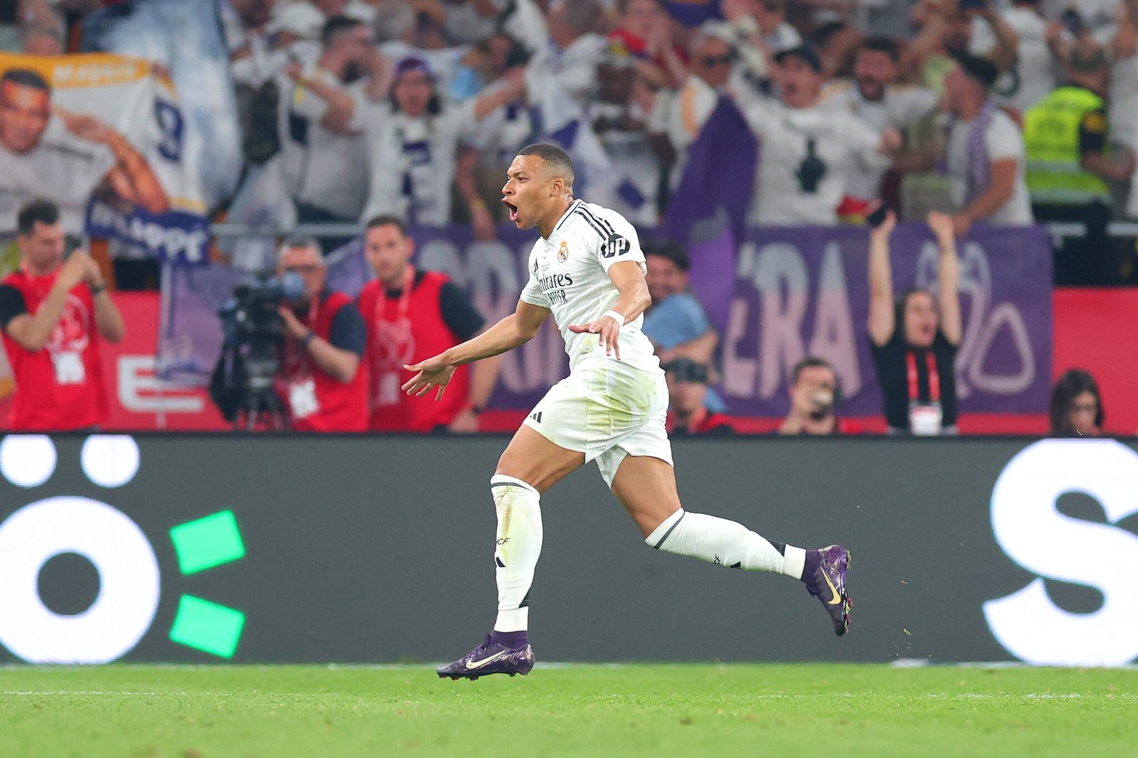 SEVILLA, ESPAÑA - 26 DE ABRIL: Kylian Mbappé del Real Madrid celebra el primer gol de su equipo durante la final de la Copa del Rey entre el FC Barcelona y el Real Madrid en el Estadio de La Cartuja el 26 de abril de 2025 en Sevilla, España. (Foto de Fran Santiago/Getty Images)