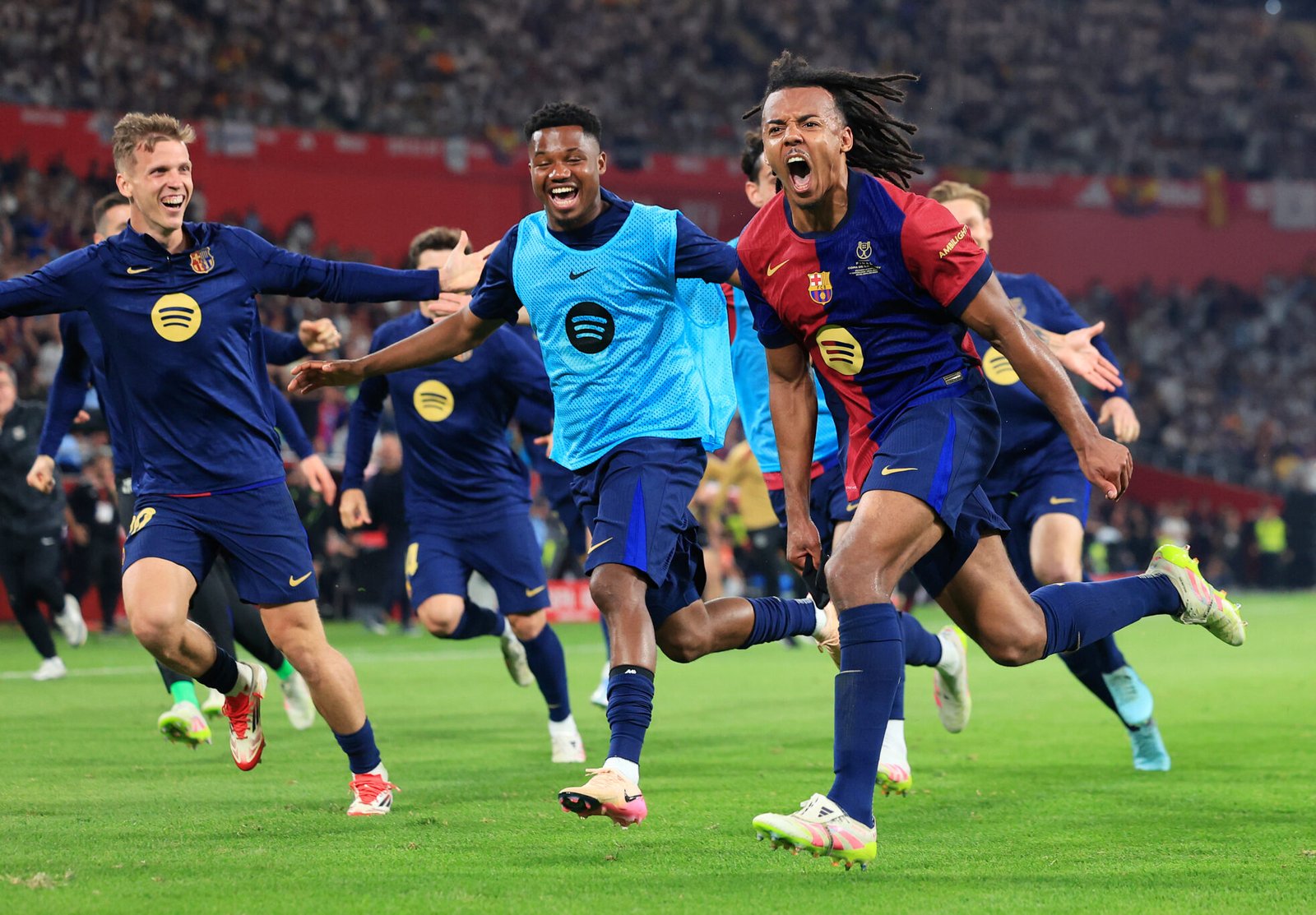 SEVILLA, ESPAÑA - 26 DE ABRIL: Jules Koundé, del FC Barcelona, celebra el tercer gol de su equipo con sus compañeros durante la final de la Copa del Rey entre el FC Barcelona y el Real Madrid en el Estadio de La Cartuja el 26 de abril de 2025 en Sevilla, España. (Foto de Fran Santiago/Getty Images)