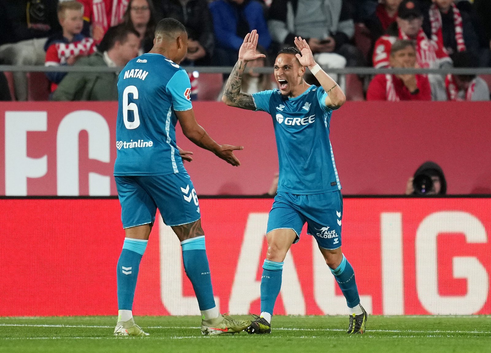 GIRONA, ESPAÑA - 21 DE ABRIL: Antony, del Real Betis, celebra el segundo gol de su equipo con su compañero Natan durante el partido de LaLiga entre el Girona FC y el Real Betis Balompié en el Estadio de Montilivi el 21 de abril de 2025 en Girona, España. (Foto de Alex Caparros/Getty Images)