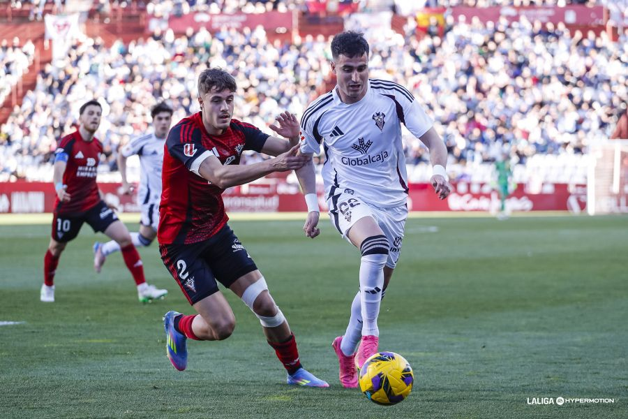 Hugo Rincón defendiendo a Jon Morcillo en la jornada anterior entre el Albacete Balompié y el CD Mirandés (Foto: vía LaLiga Hypermotion / Redes Sociales `web`)