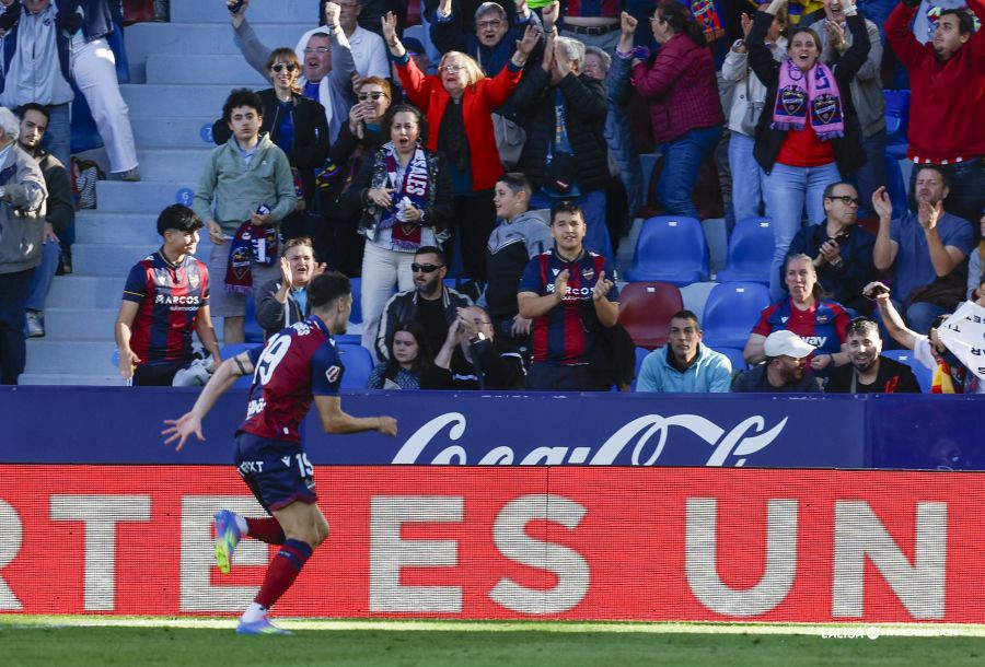 Álex Forés celebrando su gol ante el Real Zaragoza (Foto: vía LaLiga Hypermotion / Redes Sociales `web`)
