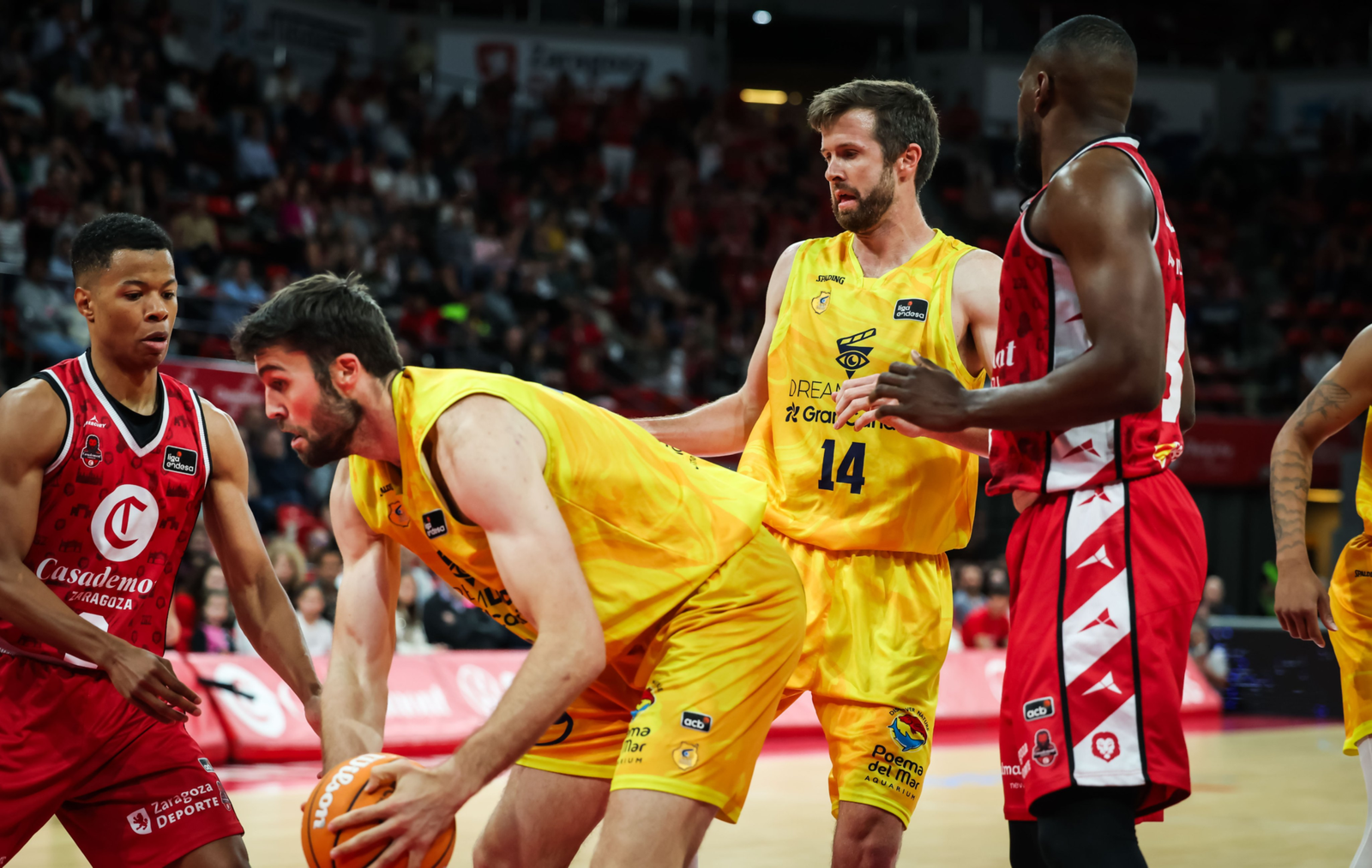 Mike Tobey aguantando ante la defensa de Trae Bell-Haynes y Yoanki Mencía (Foto: vía Dreamland Gran Canaria / Redes Sociales `X`)