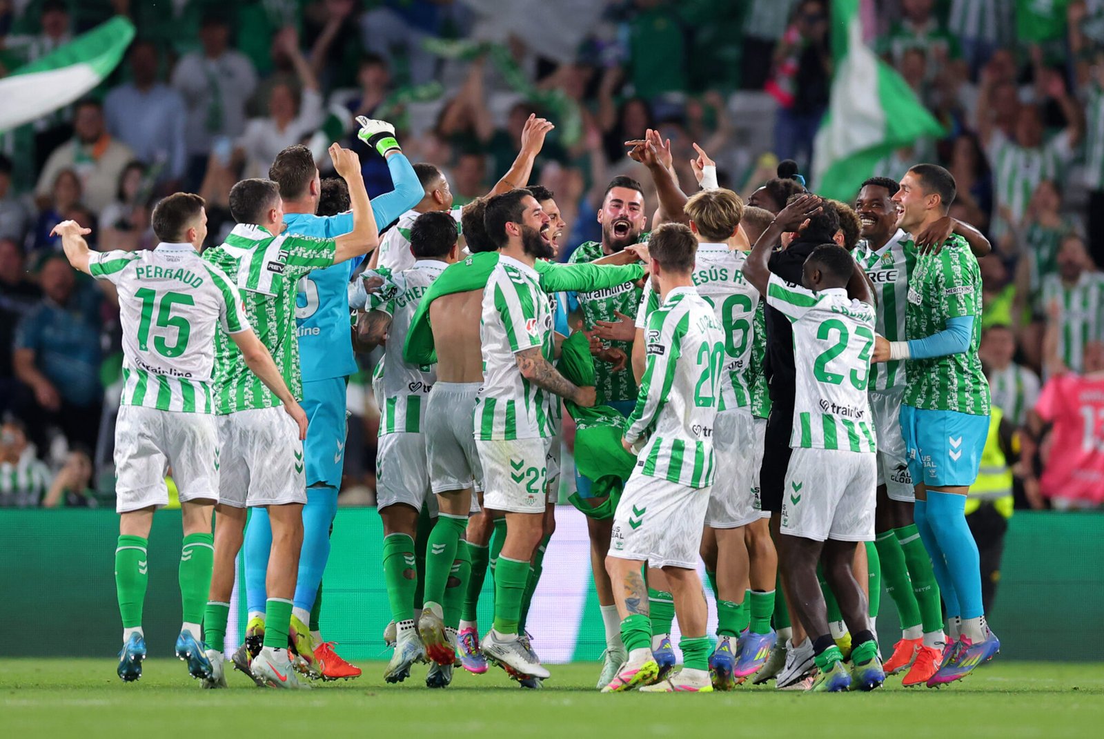 Real Betis Balompie v Real Valladolid CF - La Liga EA Sports SEVILLA, ESPAÑA - 24 DE ABRIL: Los jugadores del Real Betis celebran la victoria tras el partido de LaLiga entre el Real Betis Balompié y el Real Valladolid CF en el Estadio Benito Villamarín el 24 de abril de 2025 en Sevilla, España. (Foto de Fran Santiago/Getty Images)