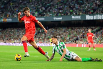 SEVILLA, ESPAÑA - 30 DE MARZO: Kike Salas del Sevilla FC corre con el balón mientras evita una entrada de Antony del Real Betis durante el partido de LaLiga entre el Real Betis Balompié y el Sevilla FC en el Estadio Benito Villamarín el 30 de marzo de 2025 en Sevilla, España. (Foto de Fran Santiago/Getty Images)