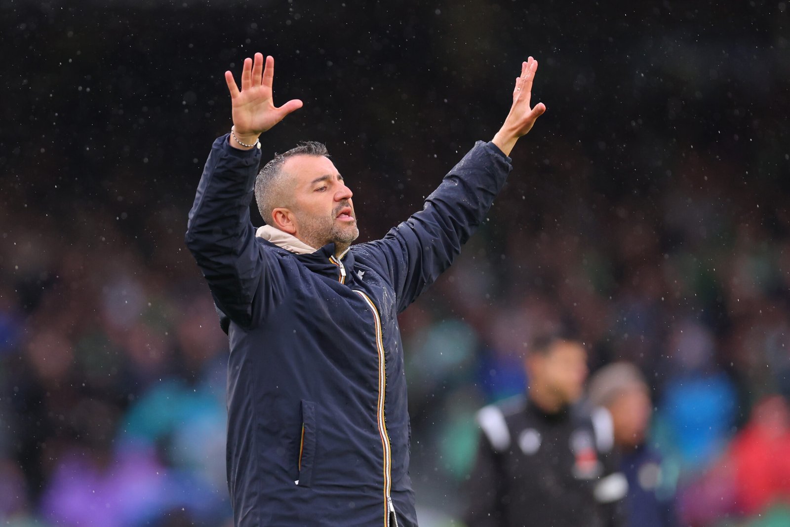 Diego Martínez, entrenador de la UD Las Palmas, reacciona durante el partido de LaLiga entre el Real Betis Balompié y la UD Las Palmas en el Estadio Benito Villamarín el 9 de marzo de 2025 en Sevilla, España. (Foto de Fran Santiago/Getty Images).