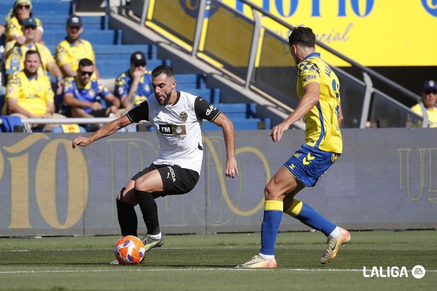 Luis Rioja encara a Álex Muñoz en el partido entre la UD Las Palmas y el Valencia CF. Foto: LaLiga.