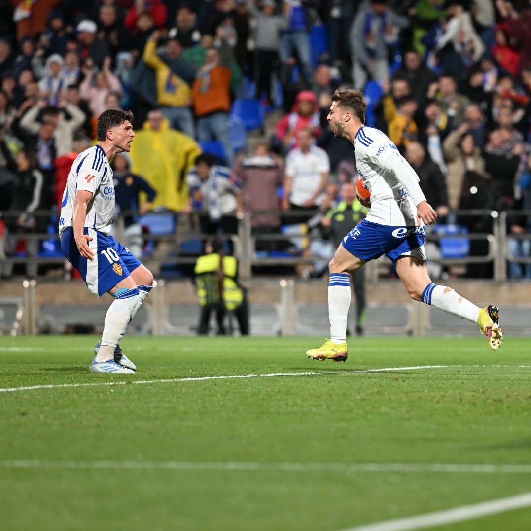 Alberto Marí celebra el empate a dos junto a Raúl Guti. Fuente: Real Zaragoza "X"