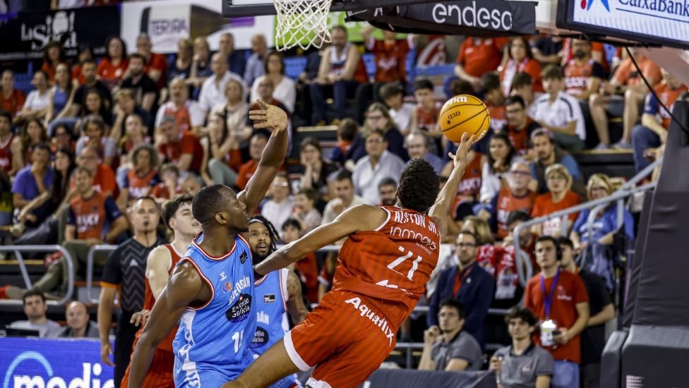 Derrick Alston JR tira con Jordan Sakho muy pegado a él. Fuente: Diario de Vigo