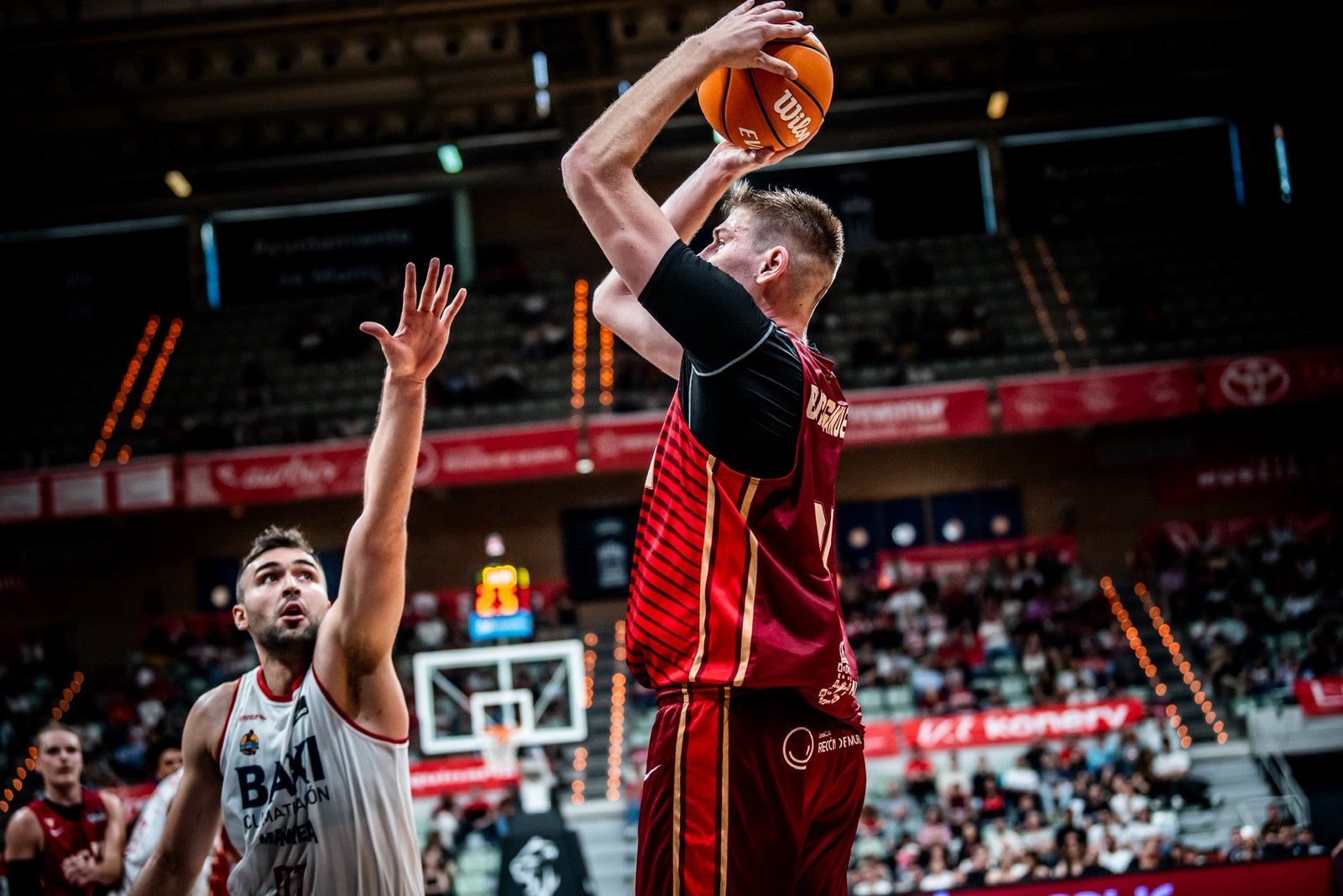 Simon Birgander tira con Cate al lado suya. Fuente: UCAM Murcia "X"