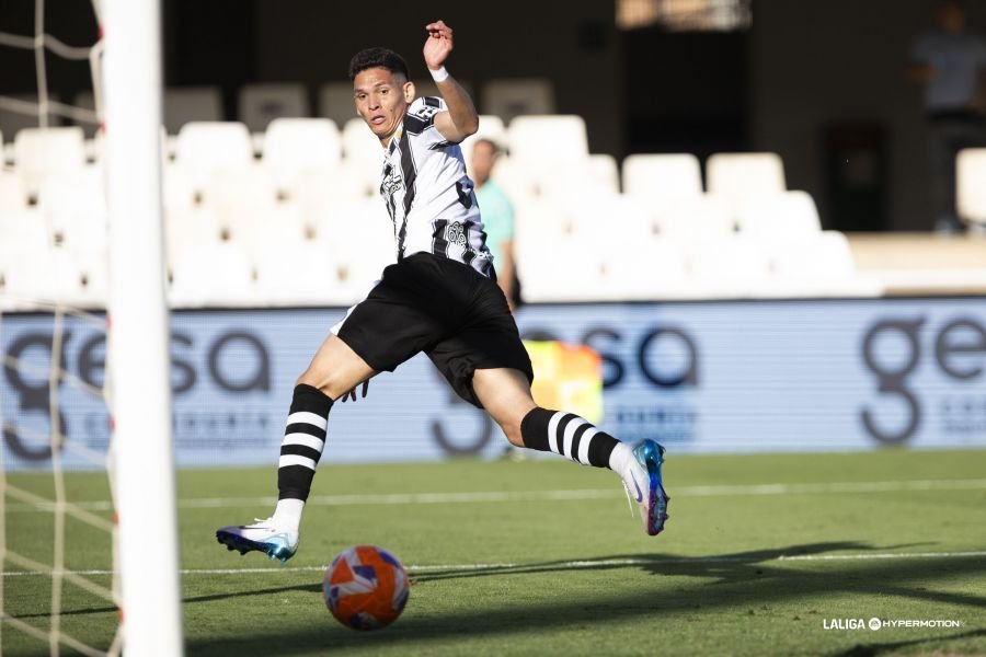 Daniel Luna observa como el balón se introduce en la portería del Racing de Santander. Fuente: LaLiga vía web