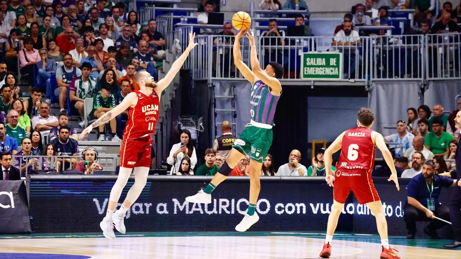 Tyson Pérez tira a una pierna delante de Nemanja Radovic. Foto: Carlos Guerrero