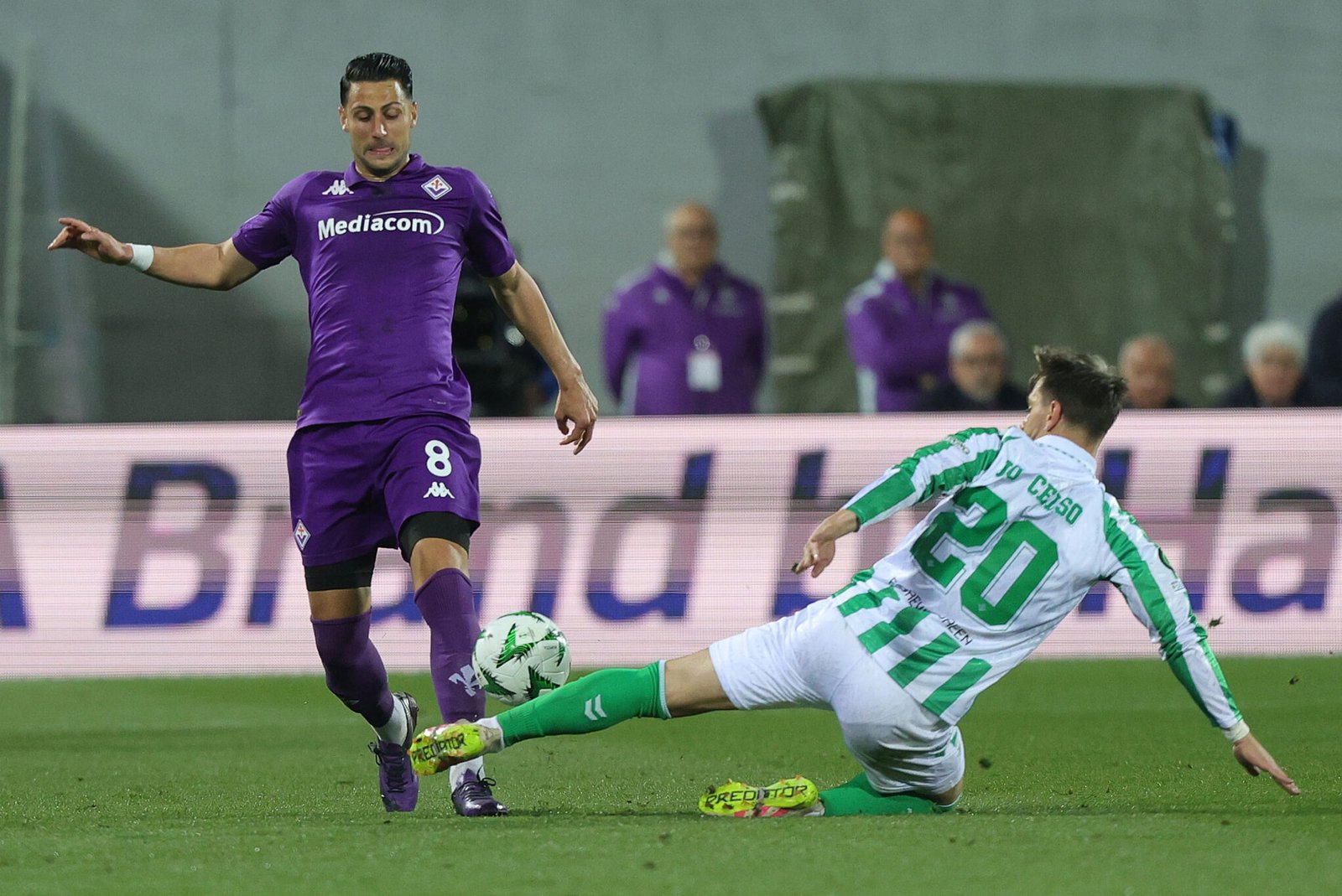 FLORENCIA, ITALIA - 8 DE MAYO: Rolando Mandragora de la ACF Fiorentina lucha por el balón con Giovani Lo Celso del Real Betis Belompie durante el partido de ida de semifinales de la UEFA Conference League 2024/25 entre la ACF Fiorentina y el Real Betis Balompié en el Artemio Franchi el 8 de mayo de 2025 en Florencia, Italia. (Foto de Gabriele Maltinti/Getty Images)