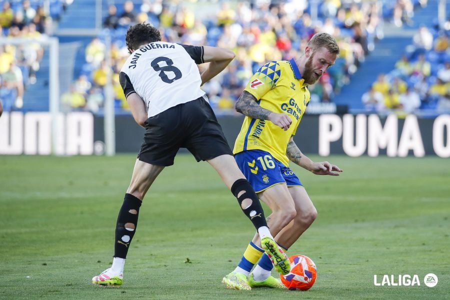 Javi Guerra y Oli McBurnie pugnan por el balón en el partido entre la UD Las Palmas y el Valencia CF. Foto: LaLiga.