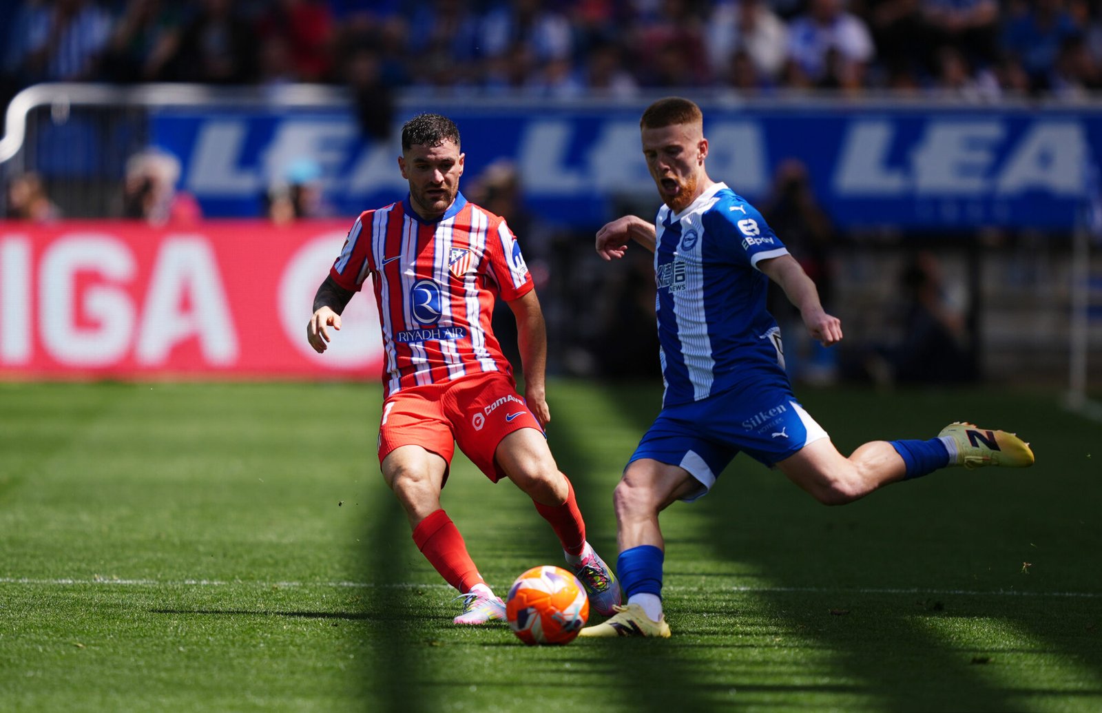 VITORIA-GASTEIZ, ESPAÑA - 03 DE MAYO: Carlos Vicente del Deportivo Alavés chuta el balón mientras es presionado por Javi Galán del Atlético de Madrid durante el partido de LaLiga entre el Deportivo Alavés y el Atlético de Madrid en el Estadio de Mendizorroza el 03 de mayo de 2025 en Vitoria-Gasteiz, España. (Foto de Juan Manuel Serrano Arce/Getty Images)