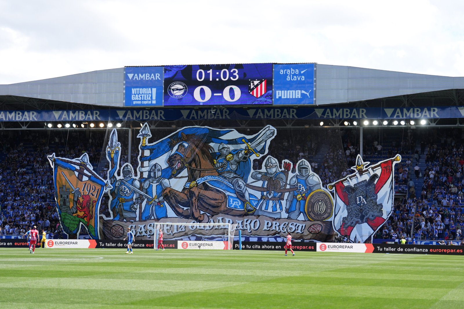 VITORIA-GASTEIZ, ESPAÑA - 03 DE MAYO: Vista general mientras los aficionados del Deportivo Alavés forman un TIFO antes del partido de LaLiga entre el Deportivo Alavés y el Atlético de Madrid en el Estadio de Mendizorroza el 03 de mayo de 2025 en Vitoria-Gasteiz, España. (Foto de Juan Manuel Serrano Arce/Getty Images)