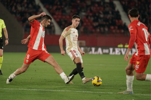 Melero presionando a Gorrotxategi en el partido de ida de esta temporada