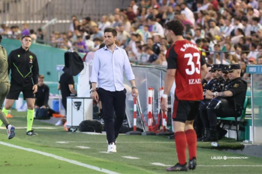 Alessio Lisci en la zona de banquillo ante el Córdoba CF