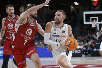 Musa ante la defensa de Miguel González en la ida de esta temporada