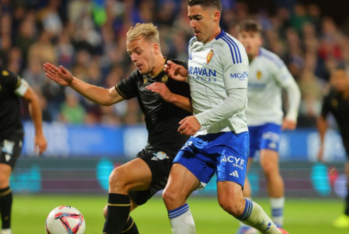 Toni Moya y Van den Belt disputando el balón en el partido de ida de esta temporada
