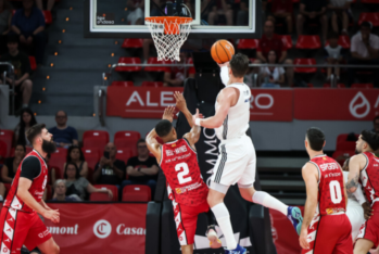 Hezonja intentando anotar ante Bell-Haynes