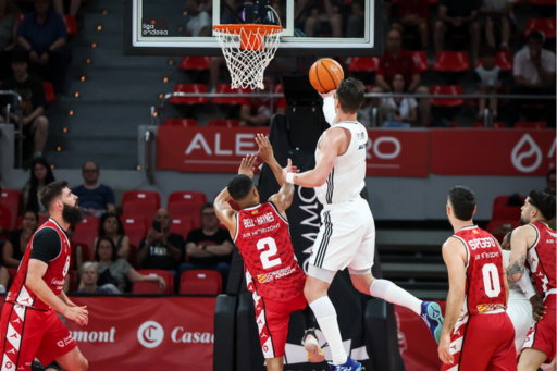 Hezonja intentando anotar ante Bell-Haynes