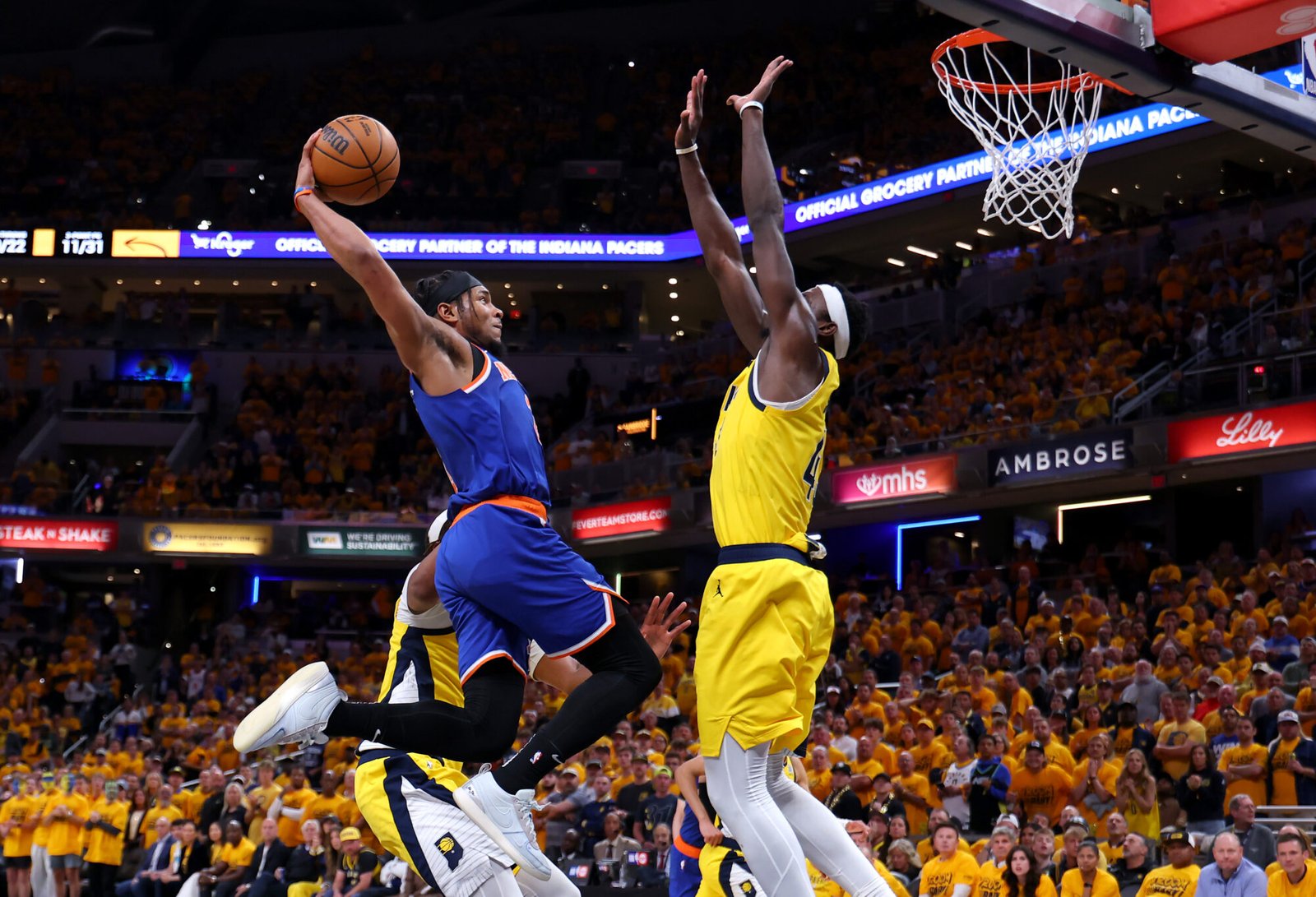 Miles McBride #2 de los New York Knicks contra Pascal Siakam #43 de los Indiana Pacers en las Finales de Conferenica de 2025 NBA Playoffs el 25 de Mayo en Indianapolis, Indiana. (Fotografía:Gregory Shamus/Getty Images)