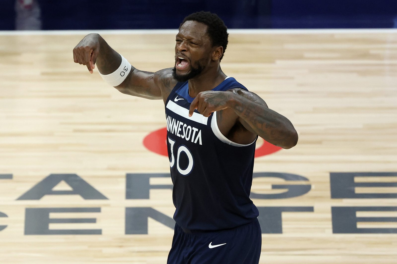 Julius Randle #30 de los Minnesota Timberwolves contra Oklahoma City Thunder en el tercer partido de las Finales de la Conferencia Oeste el 24 de Mayo en Minneapolis, Minnesota. (Fotografía:Ellen Schmidt/Getty Images)