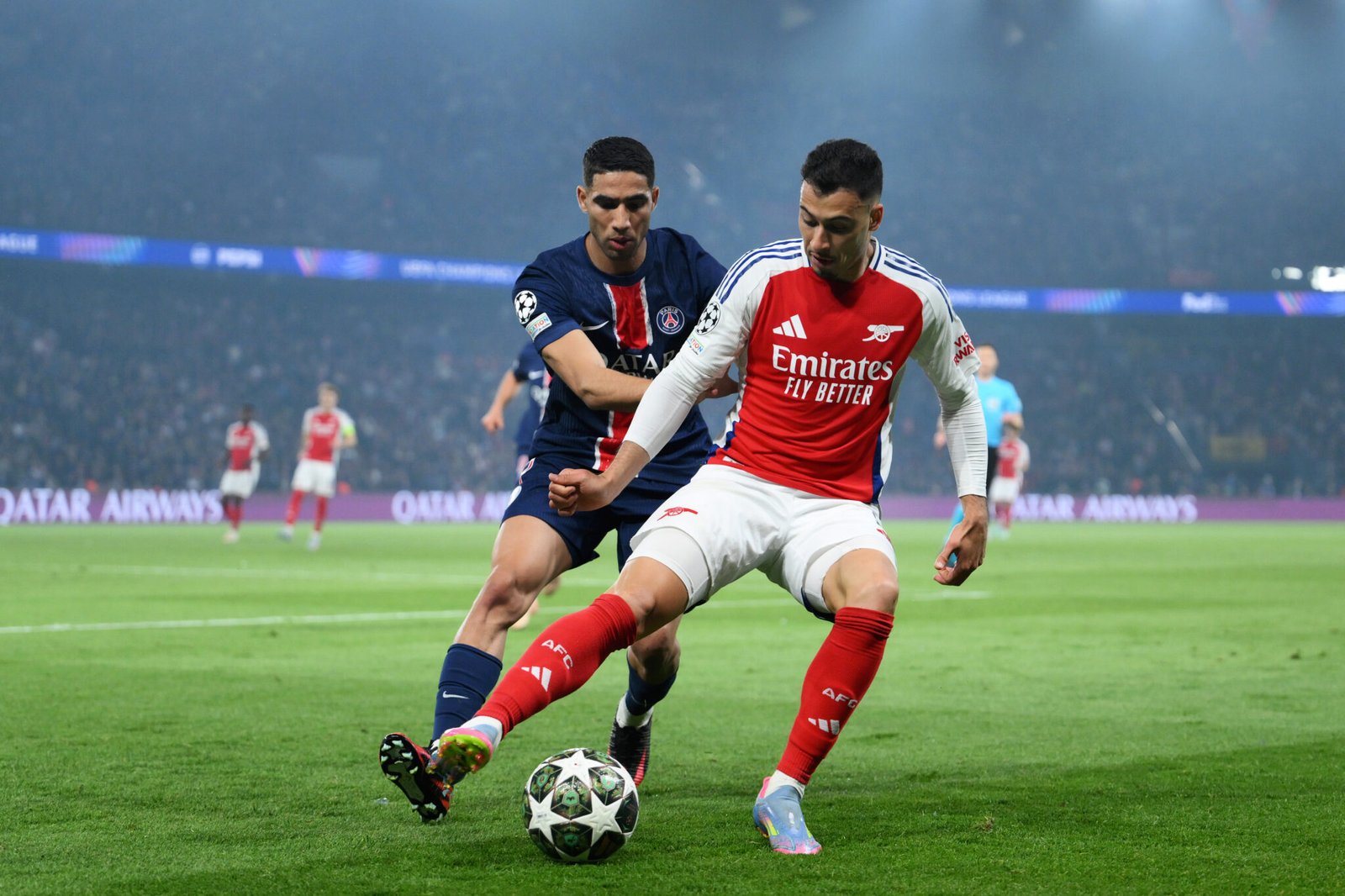 PARÍS, FRANCIA - 7 DE MAYO: Gabriel Martinelli del Arsenal recibe un pase de Achraf Hakimi del Paris Saint-Germain durante el partido de vuelta de las semifinales de la UEFA Champions League 2024/25 entre el Paris Saint-Germain y el Arsenal FC en el Parque de los Príncipes el 7 de mayo de 2025 en París, Francia. (Foto de David Ramos/Getty Images)