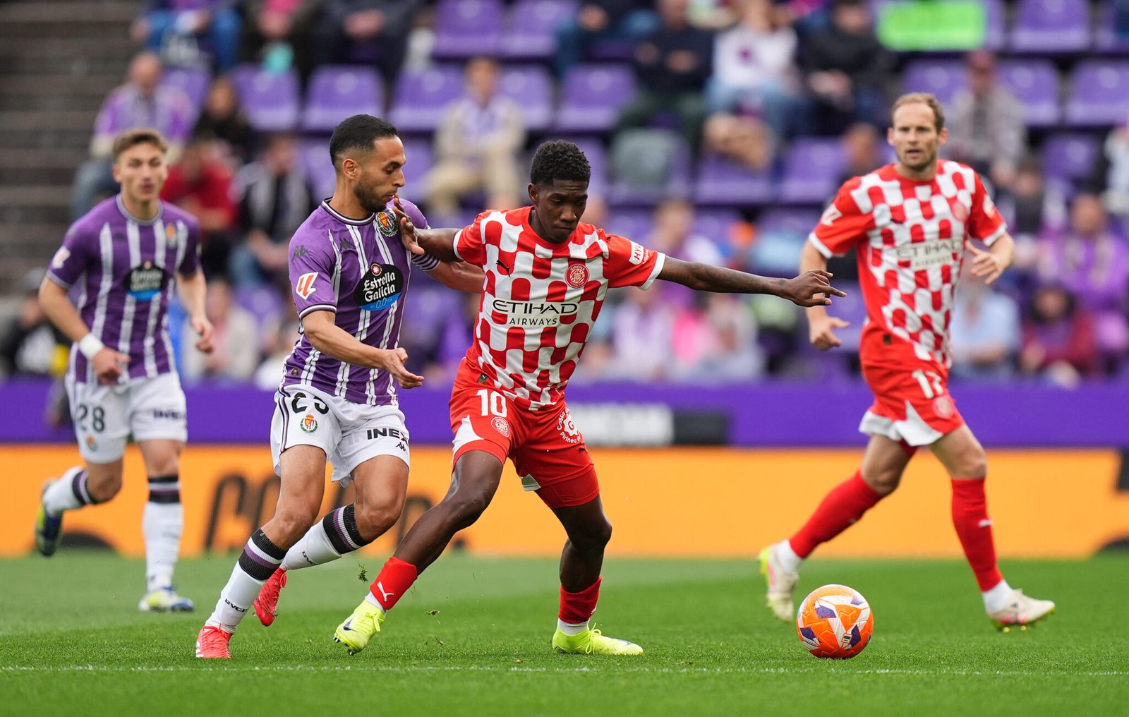 VALLADOLID, ESPAÑA - 13 DE MAYO: Yaser Asprilla del Girona FC recibe una entrada de Anuar del Real Valladolid CF durante el partido de LaLiga entre el Real Valladolid CF y el Girona FC en el estadio José Zorrilla el 13 de mayo de 2025 en Valladolid, España. (Foto de Ángel Martínez/Getty Images)