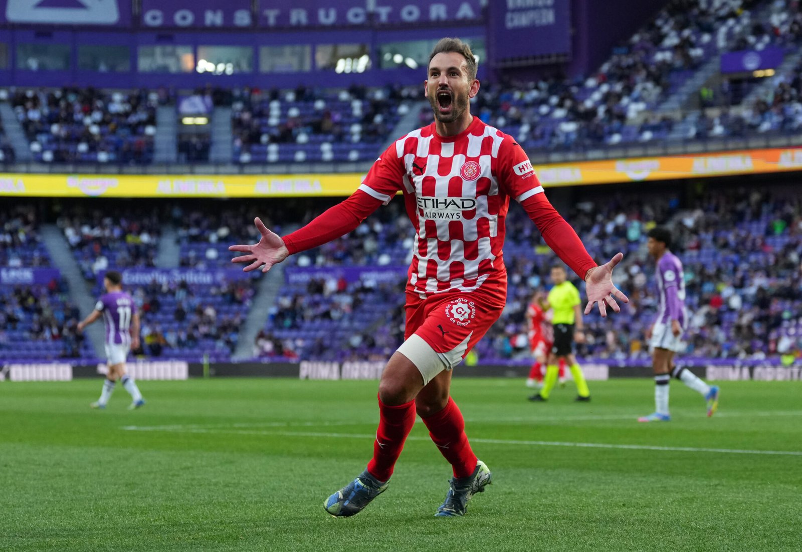 VALLADOLID, ESPAÑA - 13 DE MAYO: Cristhian Stuani, del Girona FC, celebra el primer gol de su equipo durante el partido de LaLiga entre el Real Valladolid CF y el Girona FC en el estadio José Zorrilla el 13 de mayo de 2025 en Valladolid, España. (Foto de Ángel Martínez/Getty Images)