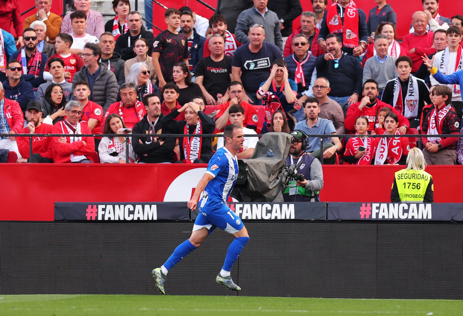 Kike García, jugador del Deportivo Alavés, celebrando un gol contra el Sevilla
