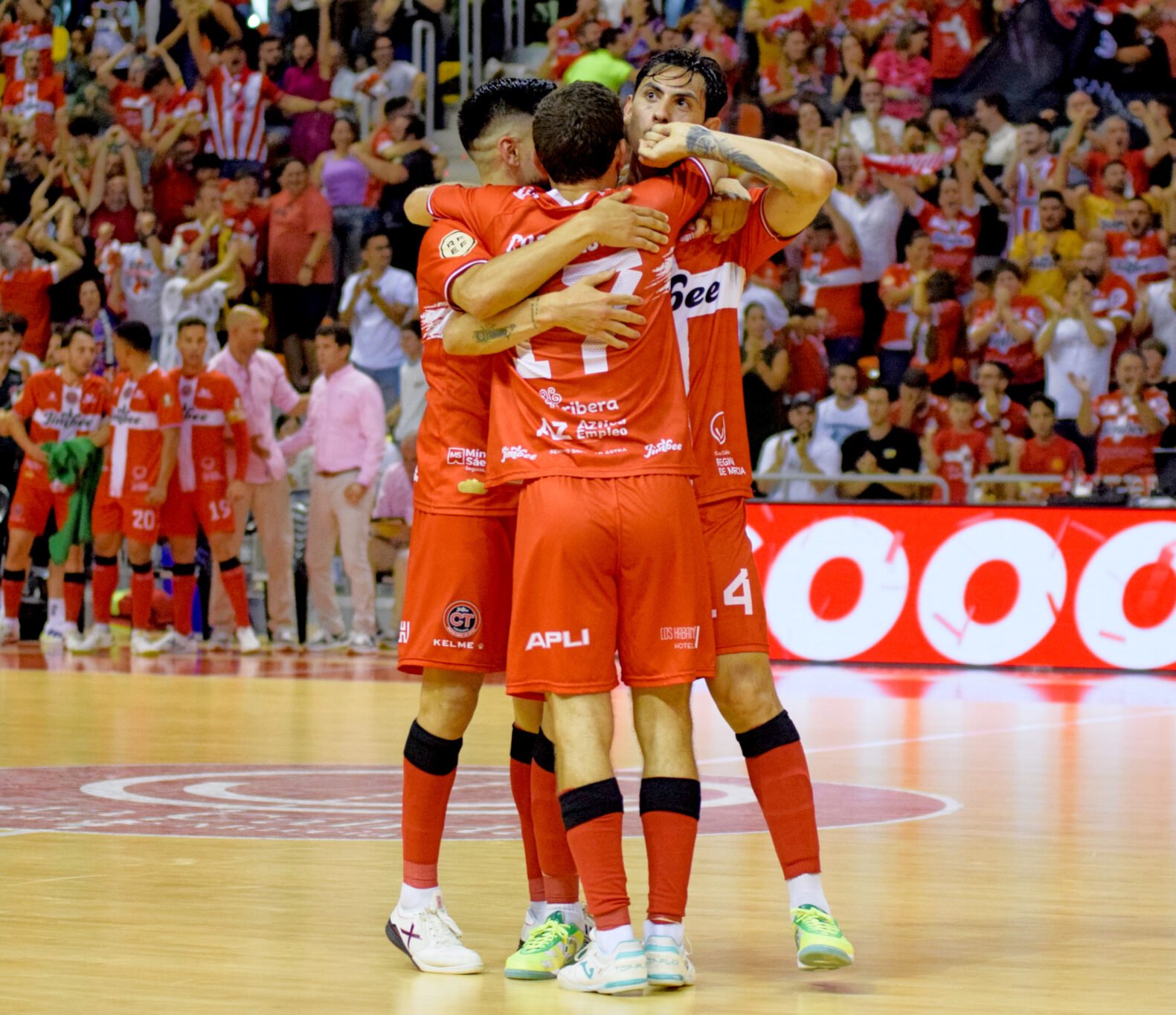 Motta celebra con Cortés y Castejón su gol contra el Pozo Murcia. Fuente: Jimbee Cartagena