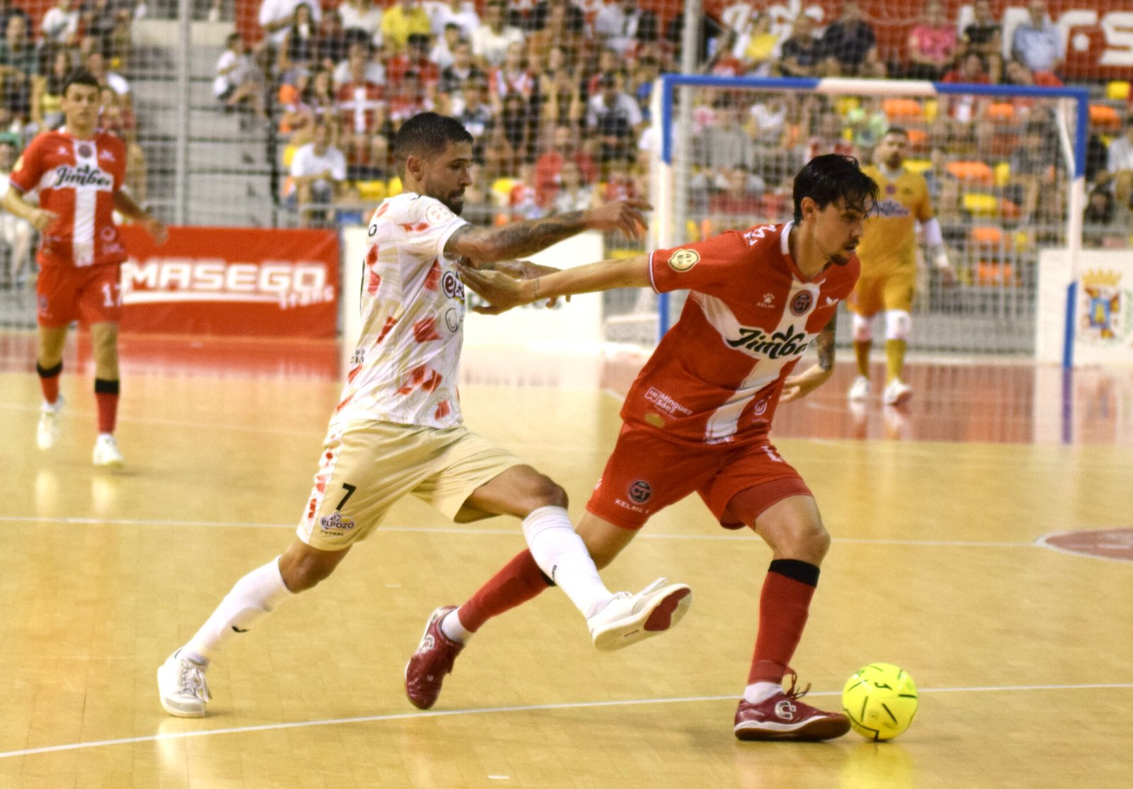 Felipe Valerio intenta quitarle la pelota a Gabriel Motta. Fuente: Jimbee Cartagena