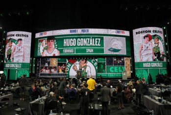 Hugo González siendo seleccionado por los Boston Celtics en la primera ronda del NBA Draft en el Barclays Center el 25 de Junio de 2025 en New York City. (Fotografía: Sarah Stier/Getty Images)