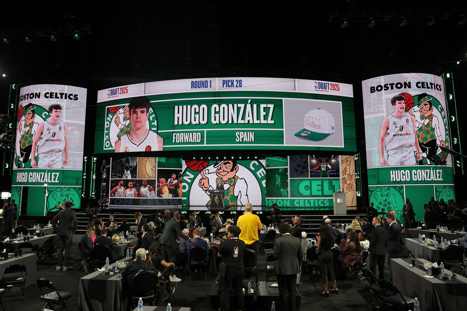 Hugo González siendo seleccionado por los Boston Celtics en la primera ronda del NBA Draft en el Barclays Center el 25 de Junio de 2025 en New York City. (Fotografía: Sarah Stier/Getty Images)