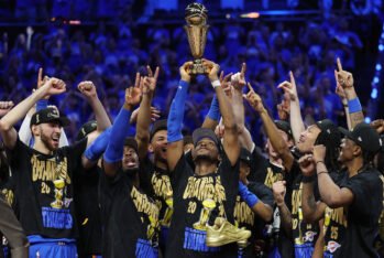 Shai Gilgeous-Alexander #2 de los Oklahoma City Thunder celebrando, con el trofeo Bill Russell NBA Finals como MVP después de vencer a Indiana Pacers 103-91 en el séptimo partido de la NBA Finals en el Paycom Center en Oklahoma City, Oklahoma. (Fotografía: Matthew Stockman/Getty Images)