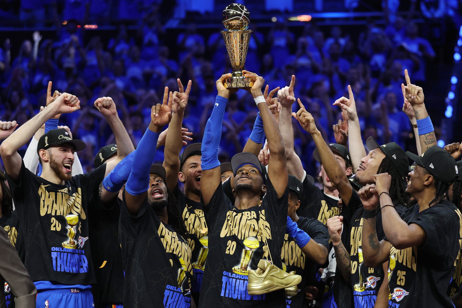 Shai Gilgeous-Alexander #2 de los Oklahoma City Thunder celebrando, con el trofeo Bill Russell NBA Finals como MVP después de vencer a Indiana Pacers 103-91 en el séptimo partido de la NBA Finals en el Paycom Center en Oklahoma City, Oklahoma. (Fotografía: Matthew Stockman/Getty Images)