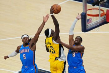 Pascal Siakam con los Indiana Pacers haciendo un mate sobre Luguentz Dort #5 y Jalen Williams de Oklahoma City Thunder en el sexto partido de las NBA Finals de en el Gainbridge Fieldhouse el 19 de Junio, 2025 en Indianapolis, Indiana. (Fotografía: Dylan Buell/Getty Images)
