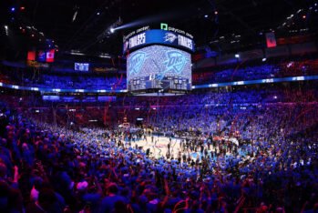 Oklahoma City Thunder celebrando su victoria 123-107 contra los Indiana Pacers en el segundo partido de las Finales de la NBA en el Paycom Center el 8 de Junio de 2025 en Oklahoma City, Oklahoma (Fotografía: William Purnell/Getty Images)